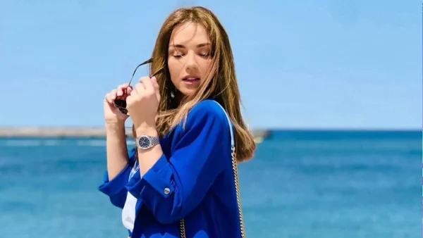 Αρετουσάριστη φωτογραφία της Βάσως Λασκαράκη με μαγιό - Ολόσωμο με ανοίγματα στο πλάι