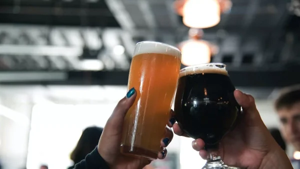 Προσοχή: Σταμάτα τώρα να βάζεις λεμόνι στην μπύρα σου - Μπορεί να πάθεις...