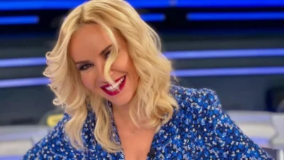 Η Μαρία Μπεκατώρου με εντυπωσιακή εμφάνιση σε νυχτερινό κέντρο - Τραγούδησαν Ρέμο αγκαλιά