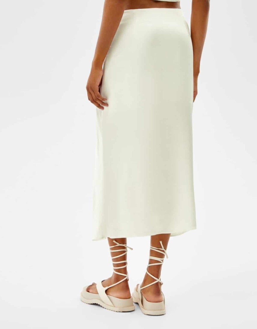 Η απόλυτη σατινέ φούστα από τα Bershka