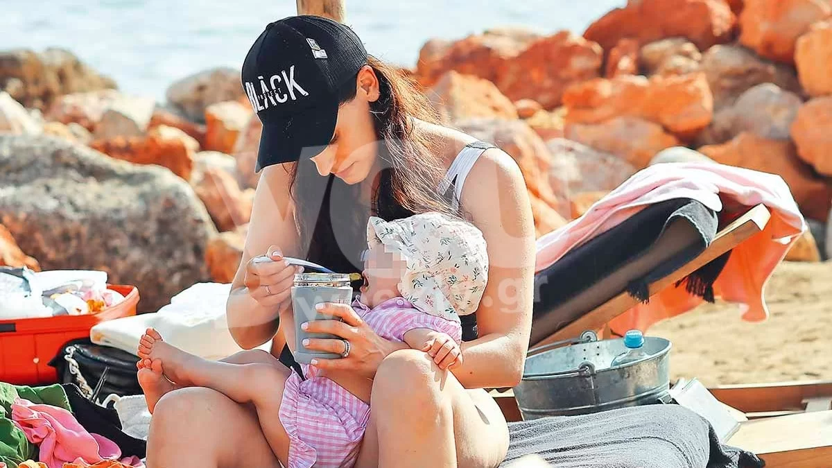 Χριστίνα Μπόμπα: Μητέρα 2 παιδιών στα 33 της - Με καυτό μαγιό τάιζε τα δίδυμα στην παραλία