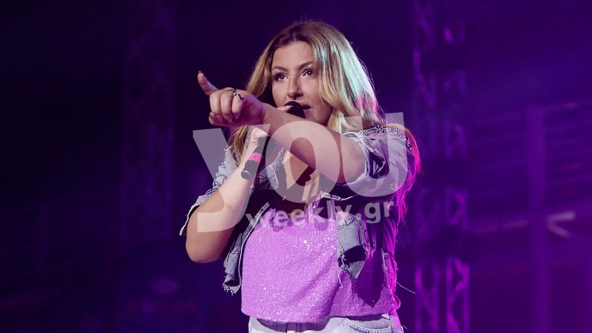 Με καυτό τζιν σορτσάκι στη σκηνή η Έλενα Παπαρίζου - Θα το βρεις στα Bershka με 25,99