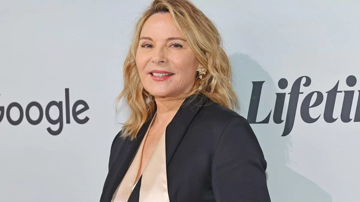 Ακομπλεξάριστη η Kim Cattrall - Πόζαρε στα 65 της με μαγιό και προκάλεσε "πανικό"