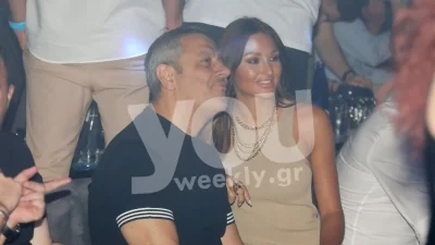 Λαμπερή στην αγκαλιά του Πηλαδάκη - Με κολλητό midi φόρεμα στα μπουζούκια η Ναυσικά Παναγιωτακοπούλου