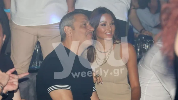 Λαμπερή στην αγκαλιά του Πηλαδάκη - Με κολλητό midi φόρεμα στα μπουζούκια η Ναυσικά Παναγιωτακοπούλου