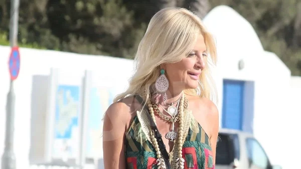 Με κοντό σορτσάκι και ολόχρυσο τοπ- Το βίντεο της Μαρίνας Πατούλη που μετράει χιλιάδες προβολές