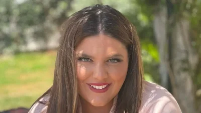 Φόρεσε μοβ ολόσωμο και τόνισε τις καμπύλες της - Η Μπάρκα έβαλε ''φωτιές'' με την ακομπλεξάριστη φωτογραφία της