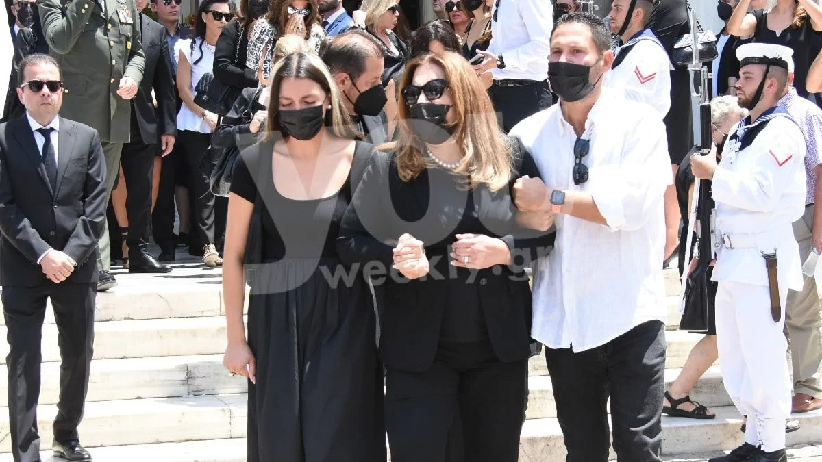 Κηδεία Γιάννη Κοντούλη: Σοκαριστική φωτογραφία - Η στιγμή που η Μοιραράκη φιλάει το φέρετρο του συζύγου της