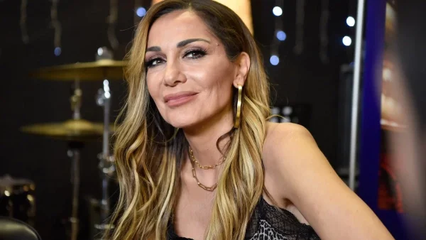 Με καυτό κόκκινο ολόσωμο - Σούσουρο με την πρώτη φωτογραφία της Δέσποινας Βανδή με μαγιό για φέτος