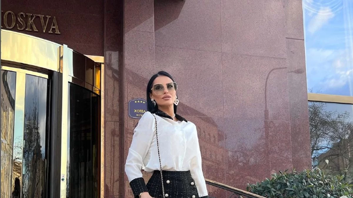 Με ξύλινα πατώματα και τζάκι - Το μίνιμαλ σαλόνι της Δήμητρας Αλεξανδράκη