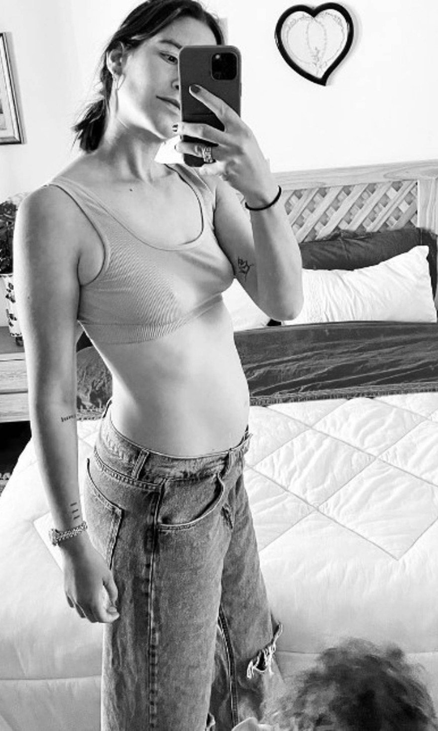  H σύζυγος του Θανάση Πατριαρχέα δείχνει για πρώτη φορά την φουσκωμένη της κοιλίτσα