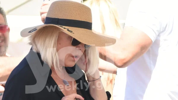 Το δυνατό της σημείο είναι τα πόδια της - Αρετουσάριστες φωτογραφίες της Κορομηλά με μαγιό