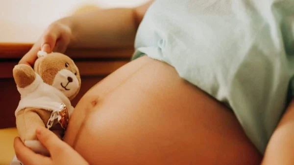 "Τι μπορώ να κάνω για να αποφύγω τις ραγάδες στην εγκυμοσύνη;" - Ο ειδικός του Youweekly.gr απαντά