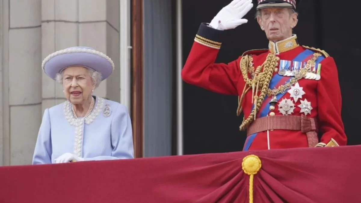 Ξεκίνησαν οι εορτασμοί για τον Πλατινένιο Ιωβηλαίο της Βασίλισσας Ελισάβετ - Έφιππος ο Γουίλιαμ, από μακριά ο Χάρι