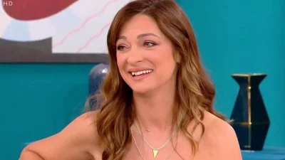 «Είχε αυτό το απότομο, το μη καθόλου...» - Η Έμιλυ Κολιανδρή αποκαλύπτει για τη συνεργασία της με το σύζυγό της Χρήστο Λούλη