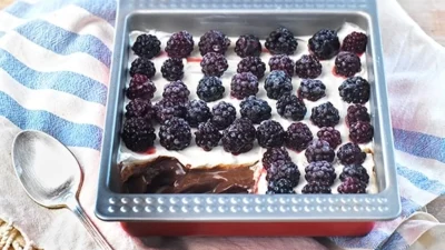 Έτοιμο σε 10 λεπτά - Εύκολο γλυκό ψυγείου με σοκολατένια βάση και πλούσια κρέμα