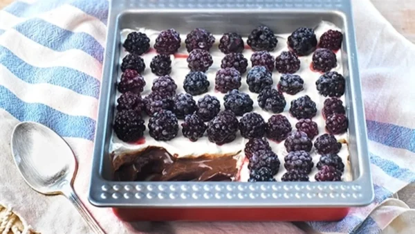 Έτοιμο σε 10 λεπτά - Εύκολο γλυκό ψυγείου με σοκολατένια βάση και πλούσια κρέμα