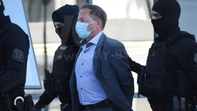 Έντονη διαμαρτυρία έξω από το δικαστήριο λίγο πριν ξεκινήσει η δίκη του Δημήτρη Λιγνάδη