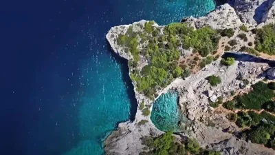 Η ελληνική παραλία όπου ο ήλιος δεν ανατέλλει ποτέ!