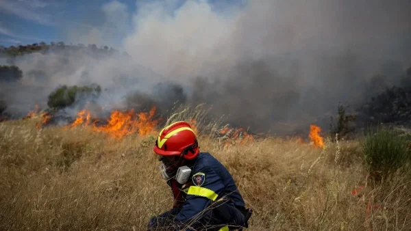 Σε ύφεση η φωτιά στη Βούλα - Εικόνες που "τσακίζουν" κόκαλα