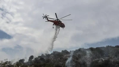 Φωτιά στη Λούτσα: Στο νοσοκομείο κάτοικος που τραυματίστηκε