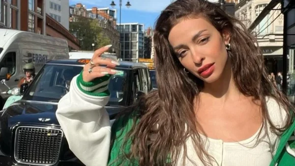 Λίγα άφησε στην φαντασία μας - Με σιθρού θαλασσί κορμάκι στο κρεβάτι η Ελένη Φουρέιρα