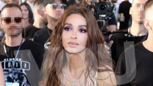 Με μαγιό αντί για μπλούζα και νέον πορτοκαλί παντελόνι - Χαμός με τη νέα εμφάνιση της Φουρέιρα