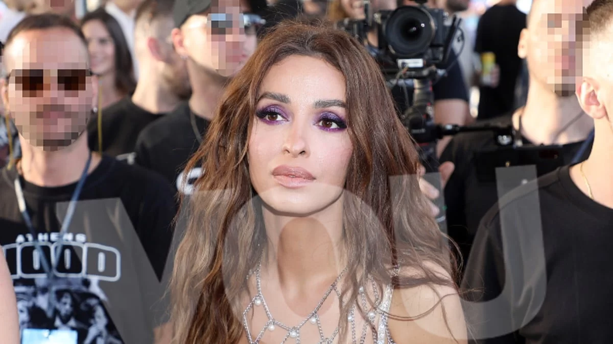 Με μαγιό αντί για μπλούζα και νέον πορτοκαλί παντελόνι - Χαμός με τη νέα εμφάνιση της Φουρέιρα