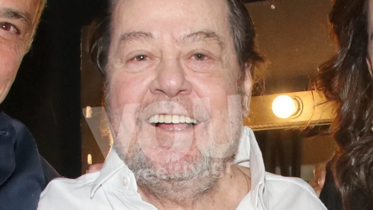 Φανερά αδυνατισμένος ο Γιάννης Πάριος επί σκηνής - Η νέα σπάνια δημόσια εμφάνιση του