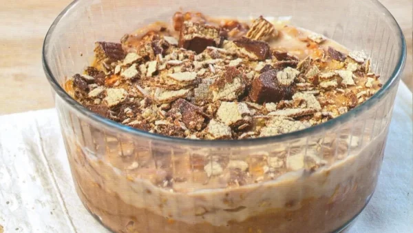 Έτοιμο μέσα σε 25 λεπτά - Γλυκό ψυγείου "κόλαση" με πραλίνα σοκολάτα και μπισκότα