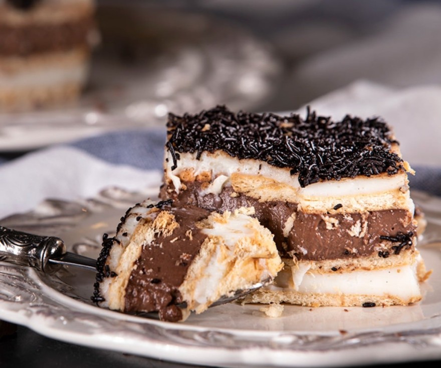 Πανεύκολο γλυκό ψυγείου με 3 κρεμένιες στρώσεις και μπισκότα