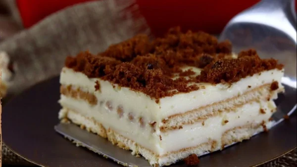 Γλυκό ψυγείου που λιώνει στο στόμα και δεν θέλει μίξερ: Έχει φρέσκο γάλα και μπισκότα