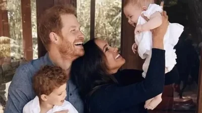 Lilibet Diana: Η εντυπωσιακή τούρτα της δισέγγονης της βασίλισσας Ελισάβετ - Οι πόζες της μικρής με τα κόκκινα μαλλάκια της