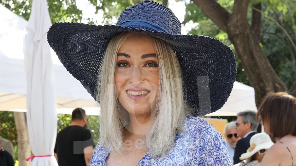 Με μάξι αέρινο φόρεμα - Η πρώτη δημόσια εμφάνιση της Ιωάννας Παλιοσπύρου χωρίς μάσκα