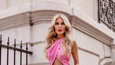 Με λευκό ολόσωμο μαγιό με αποκαλυπτικά κοψίματα - Η Κατερίνα Καινούργιου ποζάρει και «ρίχνει» το Instagram