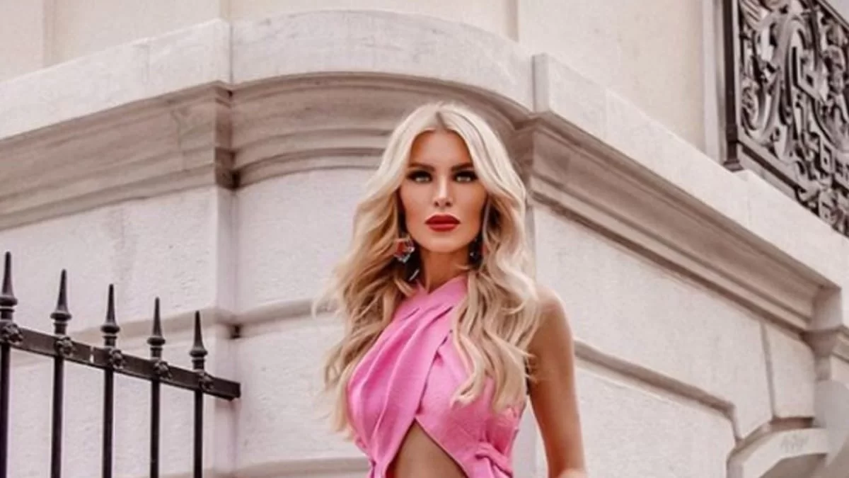 Με λευκό ολόσωμο μαγιό με αποκαλυπτικά κοψίματα - Η Κατερίνα Καινούργιου ποζάρει και «ρίχνει» το Instagram