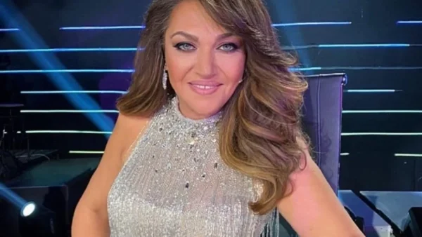 Καίτη Γαρμπή: Έμεινε "κάγκελο" με την τρυφερή έκπληξη του γιου της επί σκηνής για τα γενέθλιά της