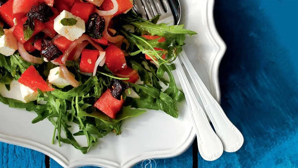 Από την Αργυρώ Μπαρμπαρίγου: Σαλάτα με καρπουζι και φέτα