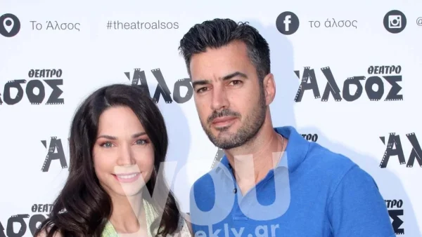 Με άκρως καλοκαιρινή διάθεση στο θέατρο - Γιάννης Τσιμιτσέλης και Κατερίνα Γερονικολού σε κοινή έξοδο αγκαλιά