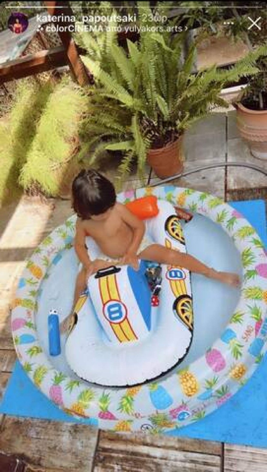 Ο γιος της Παπουτσάκη, Κίμωνας στη φουσκωτή πισίνα