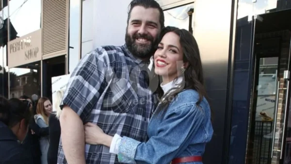 Με πορτοκαλί φόρεμα και αβυσσαλέο ντεκολτέ - Κατερίνα Στικούδη και Βαγγέλης Σερίφη βάφτισαν το γιο τους