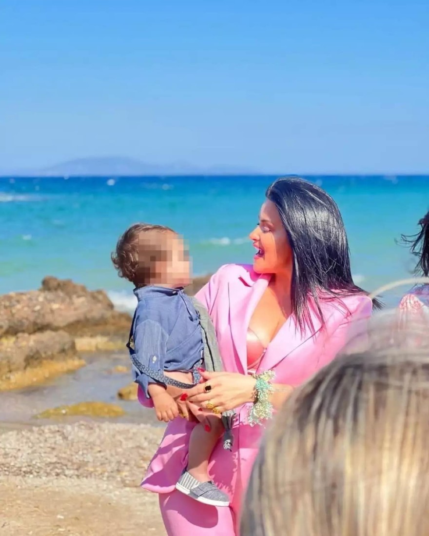 Η Δήμητρα Κατσαφάδου με το βαπτιστήρι της