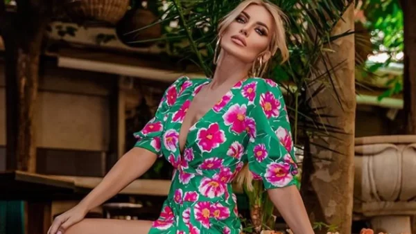 Με μακρύ φλοράλ φόρεμα στις πυραμίδες - ''Χαμός'' με την φωτογραφία της Καινούργιου στην Αίγυπτο