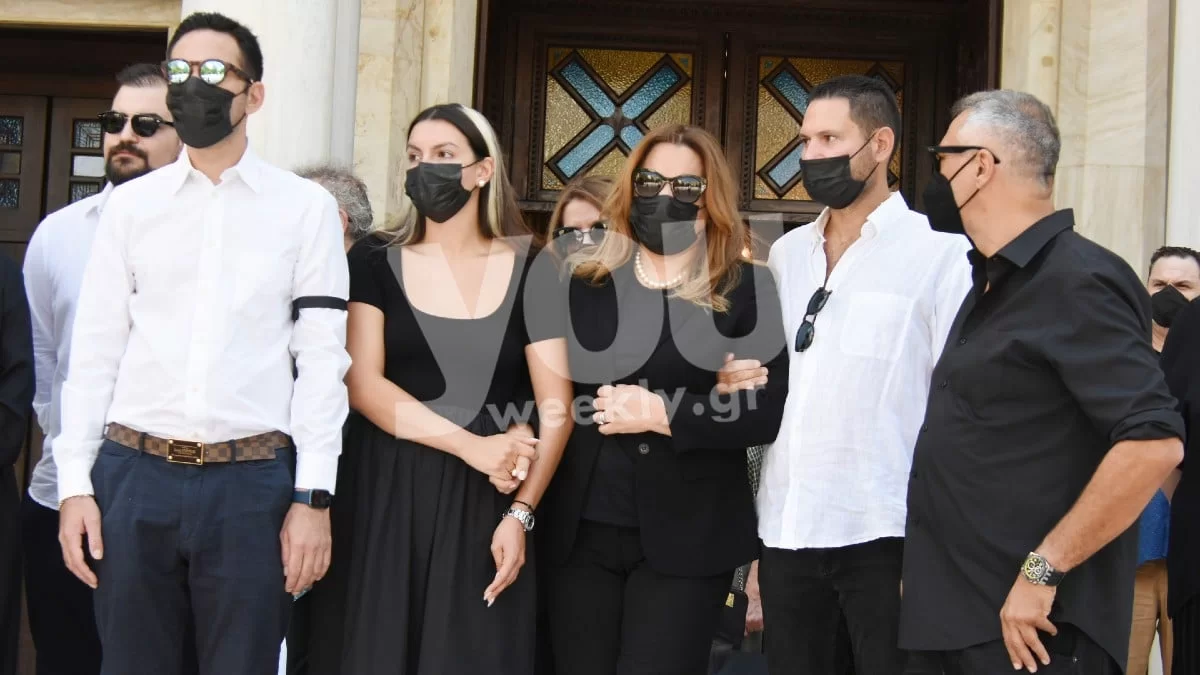 Κηδεία Γιάννη Κοντούλη: Ασύλληπτος ο θρήνος των συγγενών του ναυάρχου - Τραγική φιγούρα η μητέρα του...