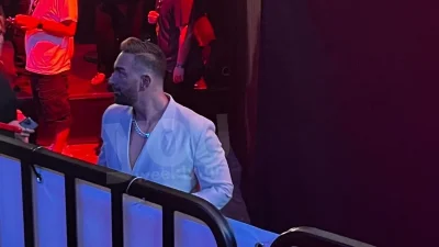 Mad VMA 2022: Με λευκό κοστούμι έφτασε στο στάδιο ο Νίκος Κοκλώνης - Η κούκλα ξανθιά που τον συνόδευε