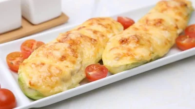 Θα "λιώνει" στο στόμα σας - Η απόλυτη συνταγή για τα πιο γευστικά γεμιστά κολοκυθάκια με τυρί και μυρωδικά