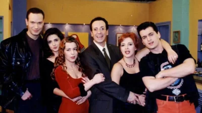 «Κωνσταντίνου και Ελένης»: Τηλεοπτικό reunion για αγαπημένη τριάδα ηθοποιών 21 χρόνια μετά