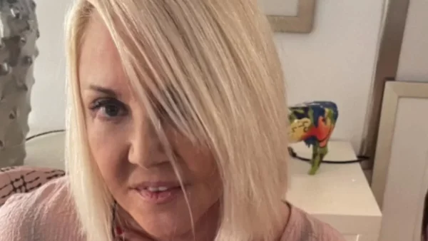 Με καυτό δαντελωτό νυχτικό - Η Κορομηλά ποζάρει πιο αποκαλυπτική από ποτέ στα 65 της