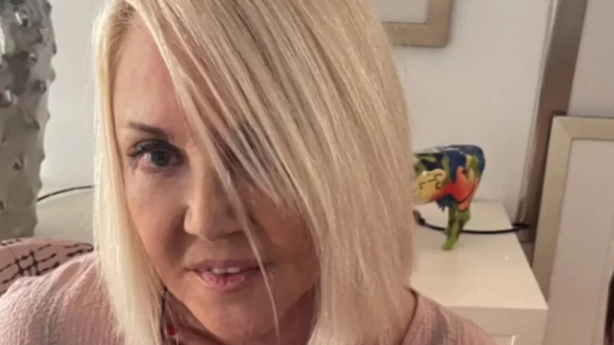 Με καυτό δαντελωτό νυχτικό - Η Κορομηλά ποζάρει πιο αποκαλυπτική από ποτέ στα 65 της