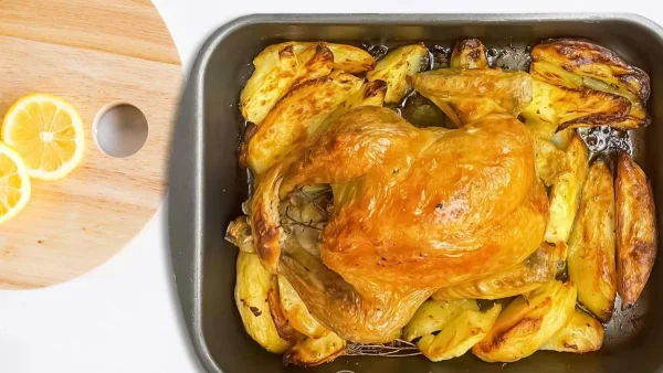 Ρίξε μπόλικο λεμόνι και φέτες πορτοκάλι - Κοτόπουλο με πατάτες στο φούρνο σαν της γιαγιάς
